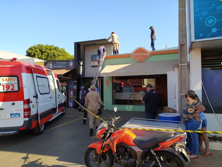 Conforme populares que estavam perto, o trabalhador estava realizando um serviço na calha do local, quando teria batido a cabeça em um fio de alta tensão, caindo na hora