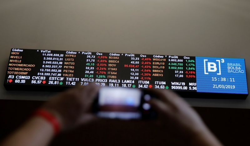 O Ibovespa mudou de direção no meio da tarde desta segunda, 10, com a virada positiva de Petrobras e bancos, que contribuiu para firmar ganho, ainda que moderado, no índice da B3 nesta primeira sessão da semana