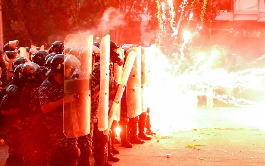 Manifestantes disparam fogos de artifício durante protestos em Beirute, no Líbano