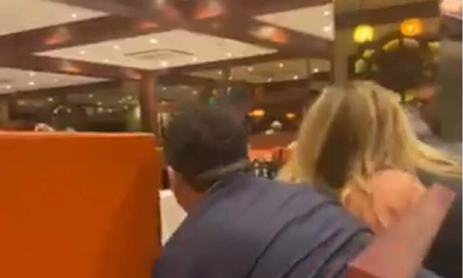 De acordo com relatos e vídeos nas redes sociais, uma pessoa teria gritado tiros, causando a confusão.
