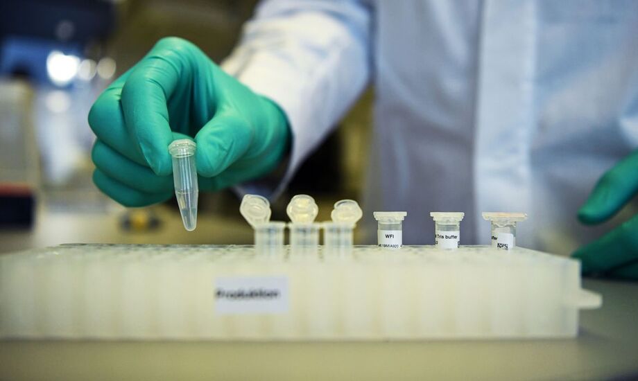 Três vacinas estão com testes em andamento no Brasil atualmente