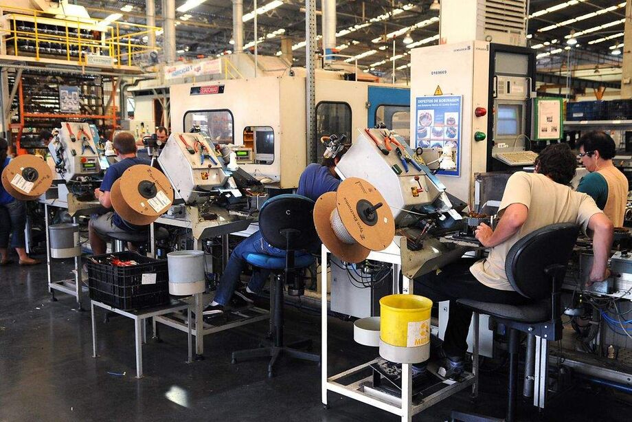 Produção industrial cresce em 14 locais em junho, diz IBGE