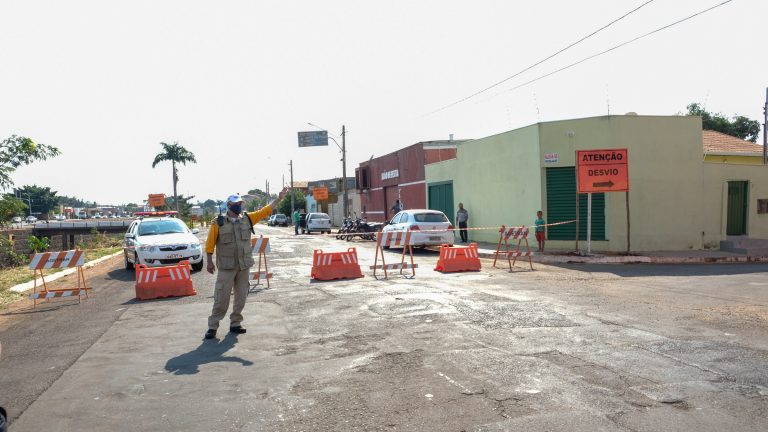 Será  aberta uma valeta rente ao meio-fio , com  até 2,5 metros de profundidade.