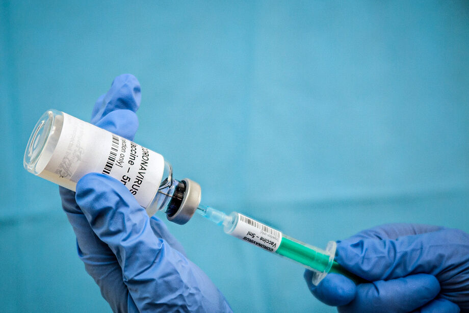 O Instituto Gamaleya, que encabeça a iniciativa junto ao Ministério da Saúde, indicou que os testes são seguros, já que a produção é baseada em uma inoculação prévia contra o ebola.
