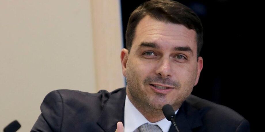 Defesa de Flávio Bolsonaro havia pedido a troca dos investigadores que conduzem as apurações.