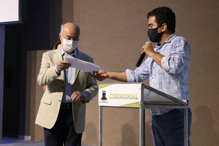 Marçal entrega a Gilberto Garcia ofício com emendas ao Hospital do Amor