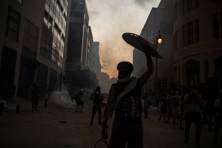 Manifestações próximas ao Parlamento do Líbano dias após as explosões no porto de Beirute