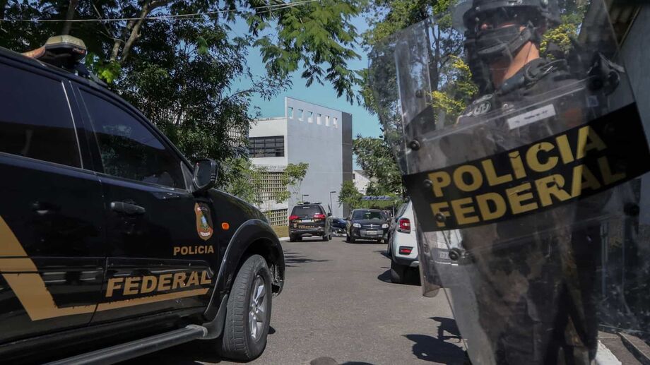 Além delas, outras três pessoas foram presas quando efetuavam a entrega de malas já preparadas, com a droga escondida, para as mulas, indicou a Polícia Federal
