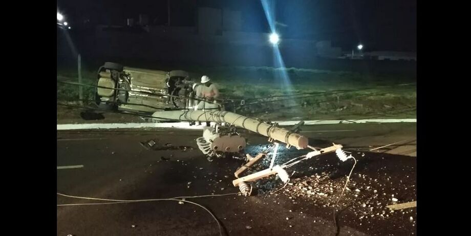 O poste de energia ficou atravessado na avenida