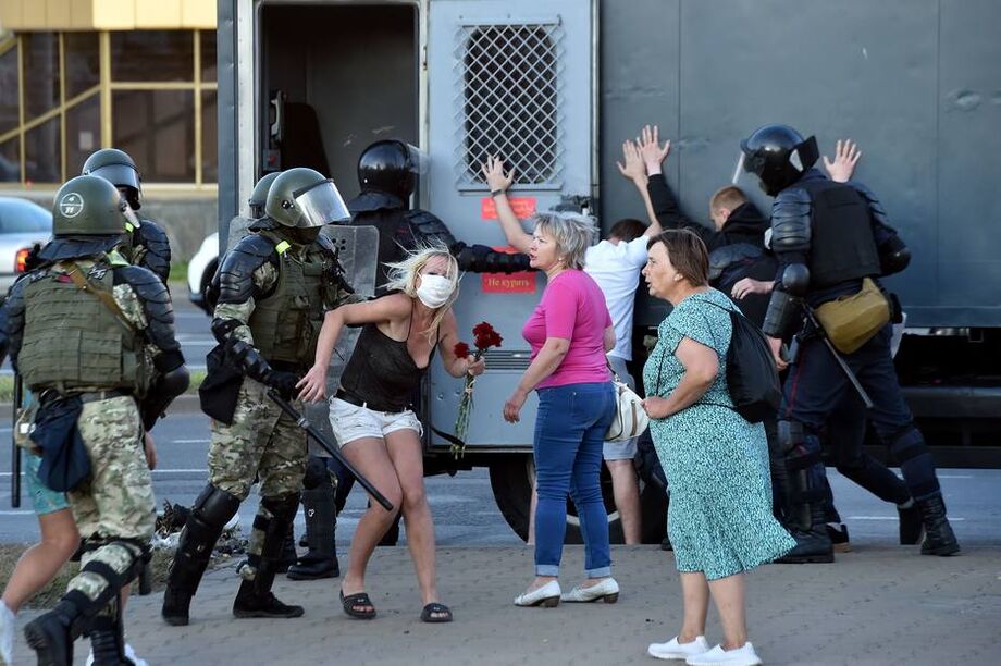 Policiais prendem manifestantes durante protestos da oposição em Minsk