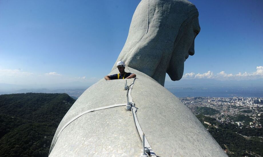 O trabalho começou às 7h, em uma parceria da Arquidiocese do Rio de Janeiro, do Parque Nacional da Tijuca e do Comando Conjunto Leste.