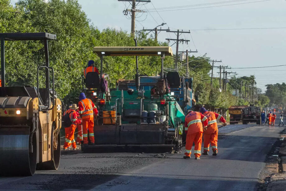 Estão programados 10 quilômetros de recapeamento abrangendo 7 vias, das quais 4, já receberam a melhoria
