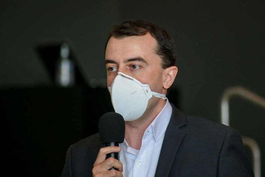 O secretário municipal da Educação, Bruno Caetano, foi diagnosticado com covid-19