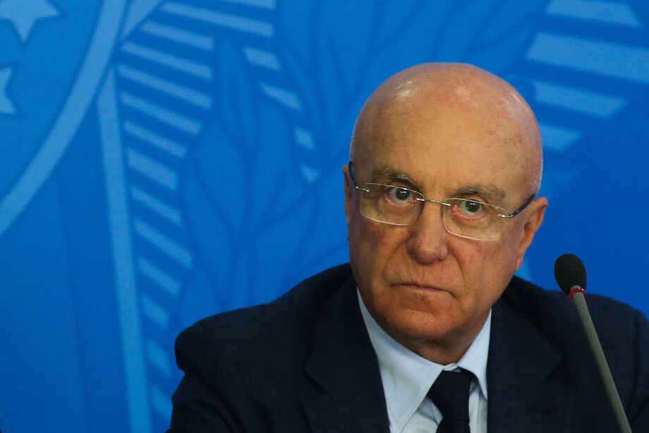 O ministério tem direito a indicar cerca de 150 pessoas para essa função, que normalmente paga 10% do salário dos diretores das mesmas companhias.