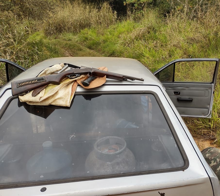 Foram apreendidos mais facões e facas que seriam utilizados para carnear os possíveis animais abatidos