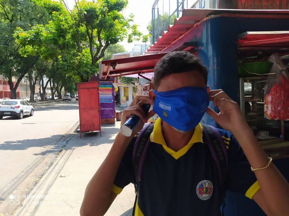 Estudantes da rede estadual de ensino do Amazonas receberam máscaras de proteção em tamanho inadequado