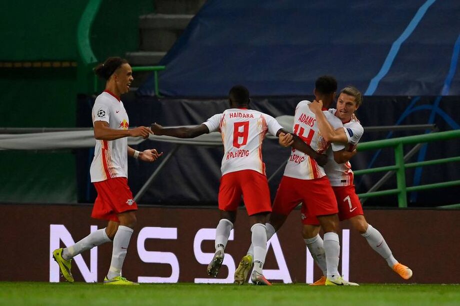 Jogadores do RB Leipzig celebram gol de Tyler Adams, que classifica a equipe às semis