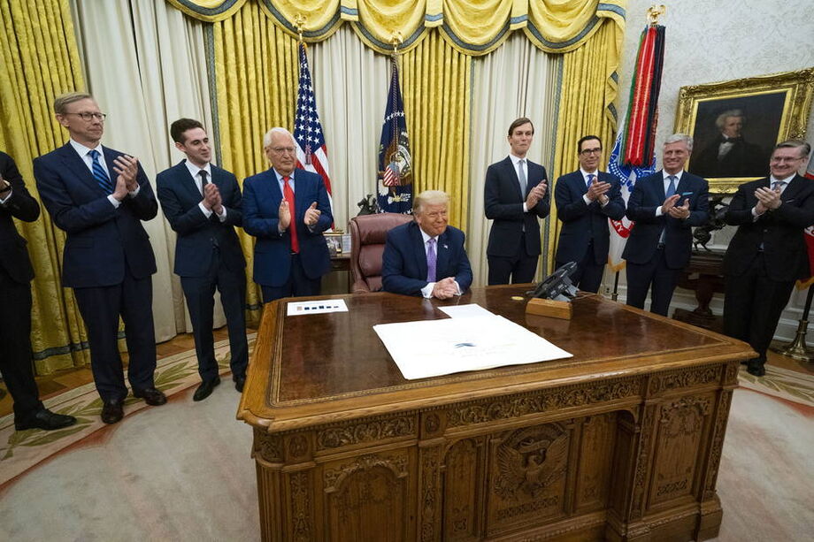 Trump anunciando acordo entre Israel e Emirados Árabes Unidos