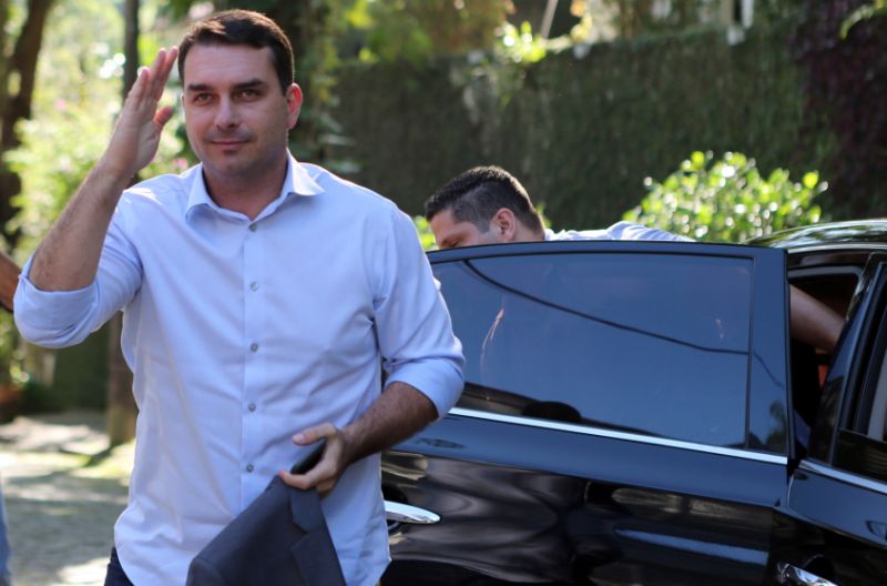 As retiradas dos assessores coincidiram com períodos nos quais, segundo o MP do Rio, Flávio pagou despesas usando dinheiro em espécie.