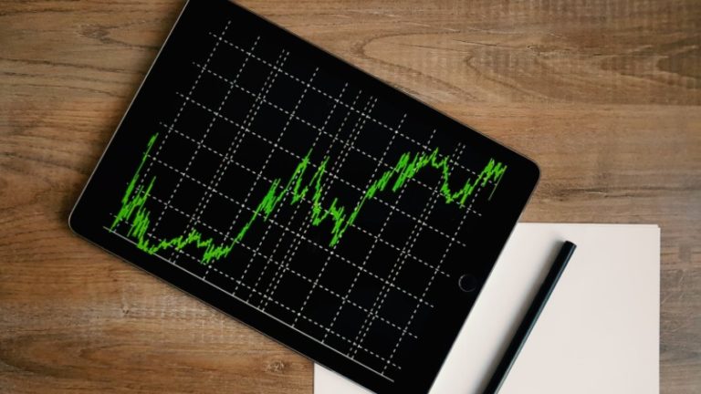 Em Londres, o FTSE 100 recuou 1,55%, a 6.090,04 pontos, com ganho semanal de 0,96%