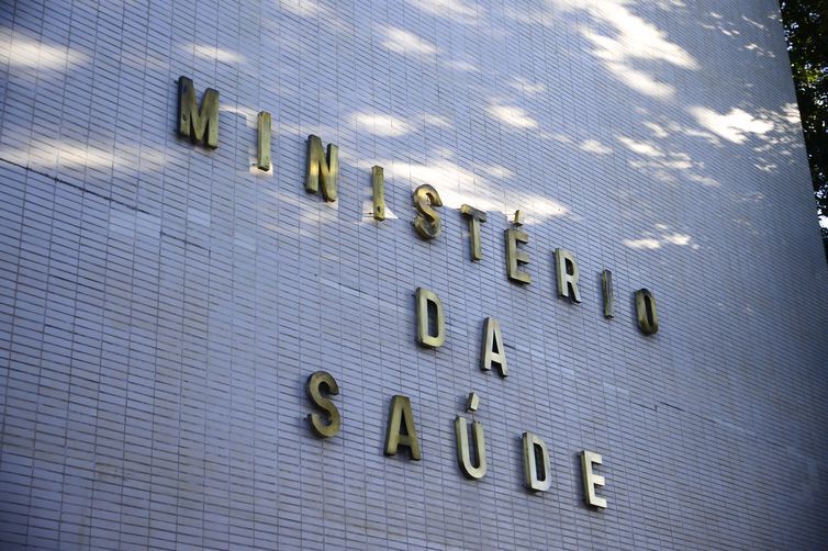 Os planos de saúde estão obrigados, a partir de hoje (14), a cobrir exames para detecção do novo coronavírus (SARS-CoV-2), que provoca a covid-19.