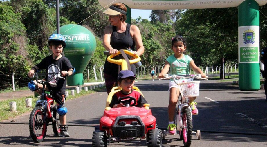 O Amigos do Parque consiste no fechamento de uma das pistas do Parque dos Poderes para possibilitar a prática desportiva, como caminhadas, corridas, passeios de bicicleta e patins