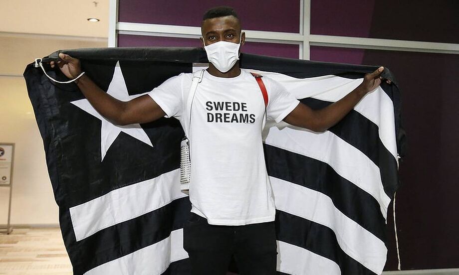 O atacante marfinense desembarcou no Rio na manhã deste sábado e foi apresentado oficialmente no Botafogo
