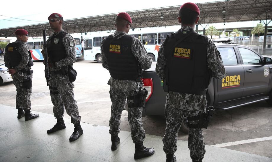 Agentes da Força Nacional de Segurança Pública chegaram ontem (14) a Nova Olinda do Norte (AM), a cerca de 130 quilômetros ao sul de Manaus
