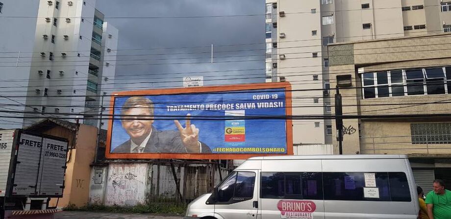Bolsonaro é garoto-propaganda em outdoor apócrifo em defesa da cloroquina