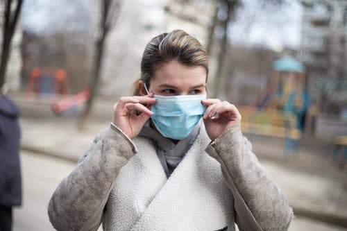 No sábado, a França reportou 3.310 novas infecções, com a taxa de crescimento de testes positivos agora a 2,6%