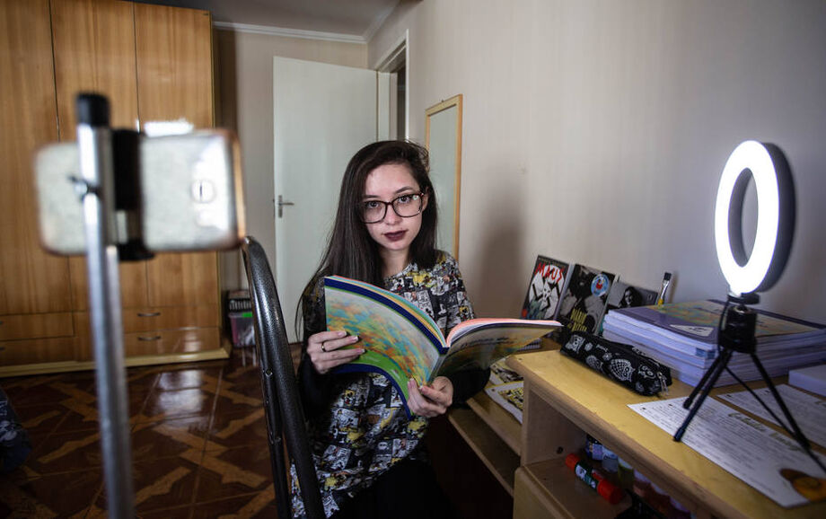 Julia Teresa Fernandes, de 13 anos, mantém um canal da escola no YouTube com 173 mil inscritos