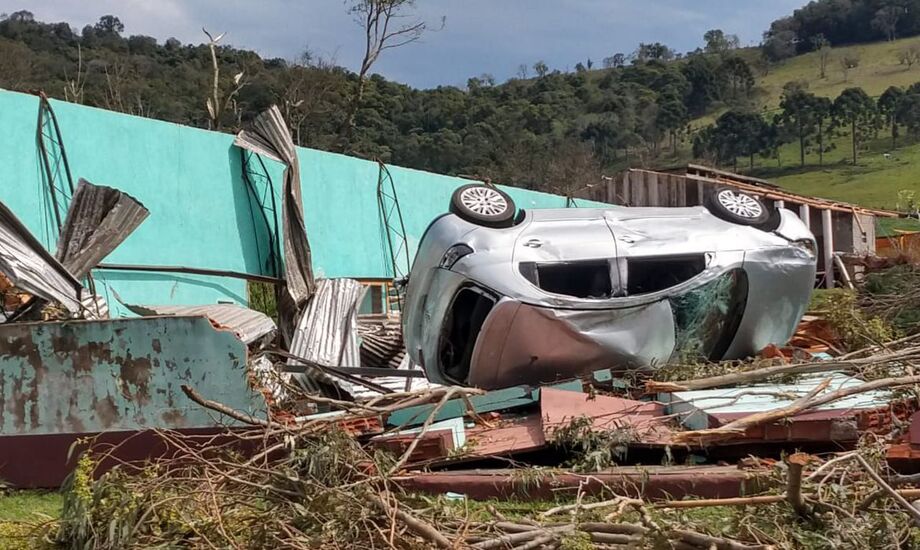 Tornados em SC deixam rastro de destruição em 26 cidades