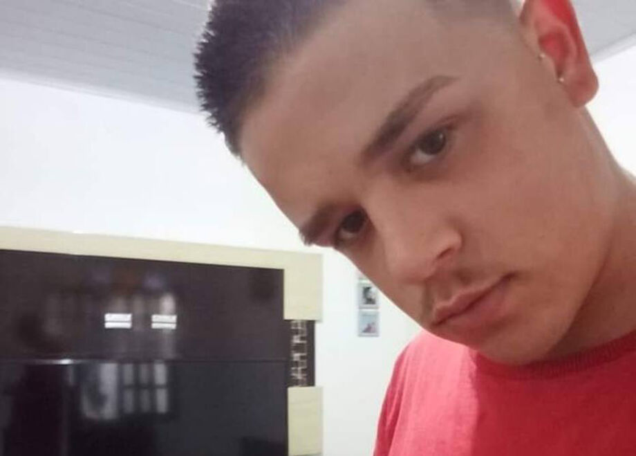 O estudante Kauan, de 17 anos, foi espancado até a morte por seis homens, após ter demorado a desmontar uma barraca na praia do Guarujá