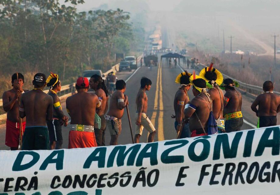 Índios Kayapó Mekragnoti erguem barricada na BR-163 para protestar contra avanço da pandemia em aldeias