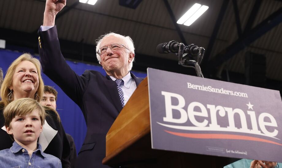 Bernie Sanders vira símbolo de união democrata na abertura da convenção