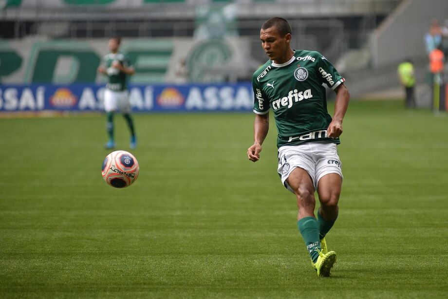Gabriel Veron domina bola durante partida do Palmeiras contra o Mirassol, pelo Paulistão 2020