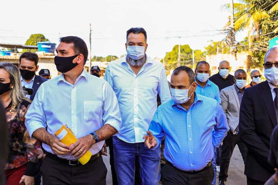 À direita, o prefeito de Belford Roxo, Waguinho (MDB) caminha ao lado do senador Flávio Bolsonaro (Republicanos) durante inauguração de obra