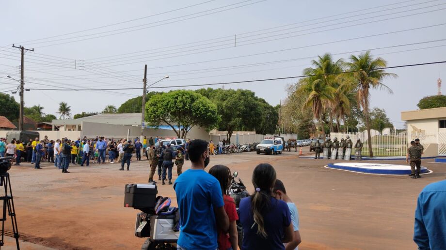 População à espera de Bolsonaro em frente ao 9º Grupo de Artilharia de Campanha
