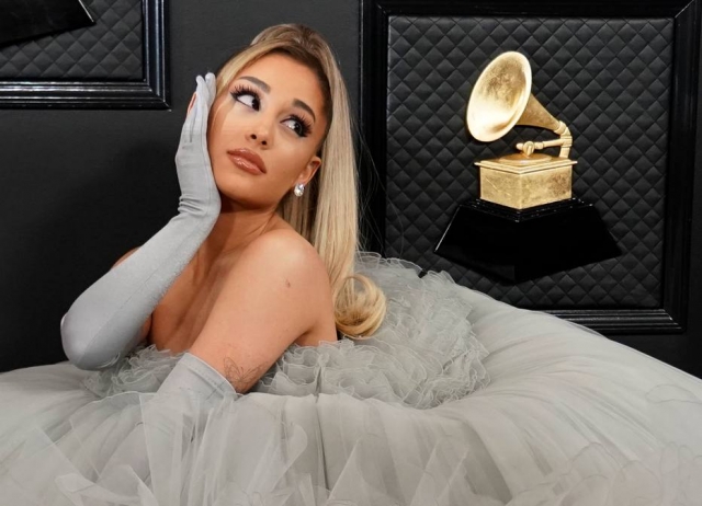 Ariana Grande posou para fotos no tapete vermelho da premiação Grammy, em janeiro
