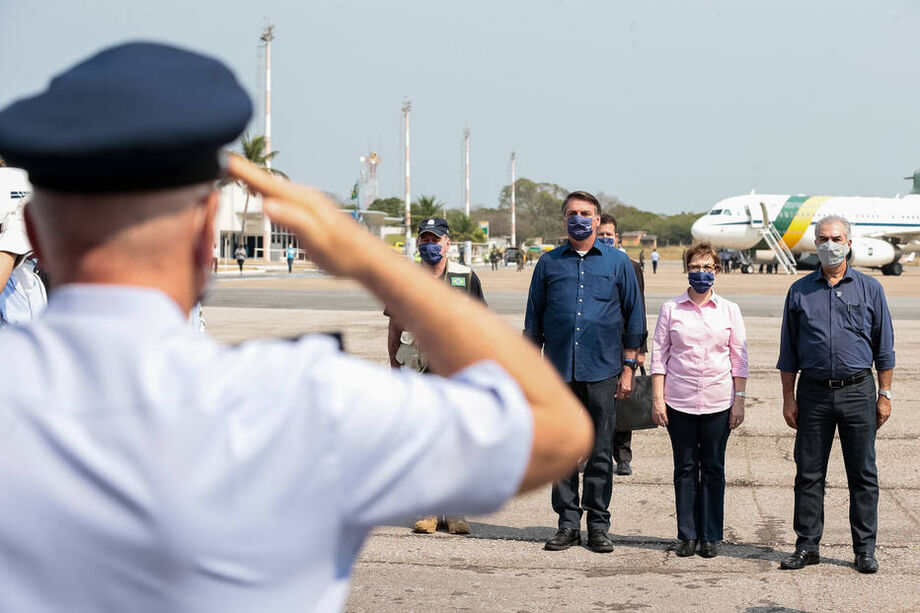 Presidente Bolsonaro em companhia da ministra Tereza Cristina e o governador Reinaldo Azambuja