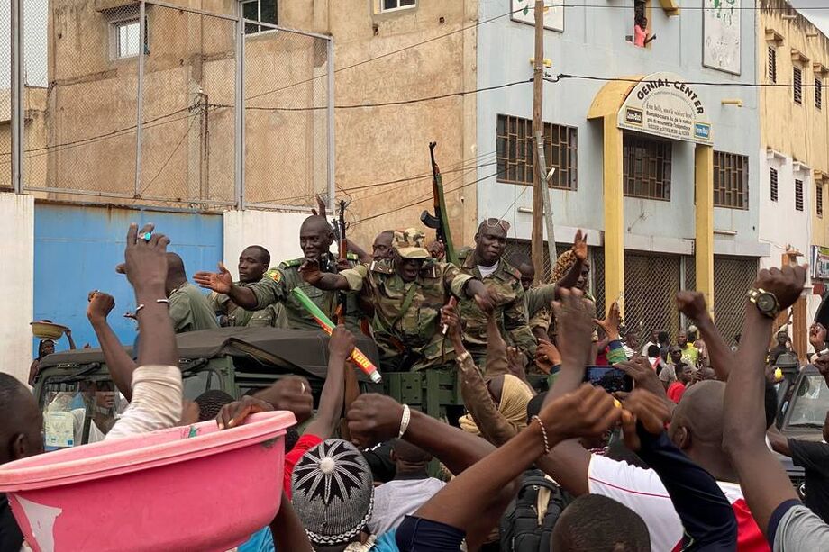 Militares são celebrados pelas ruas de Bamako após aparente golpe de estado
