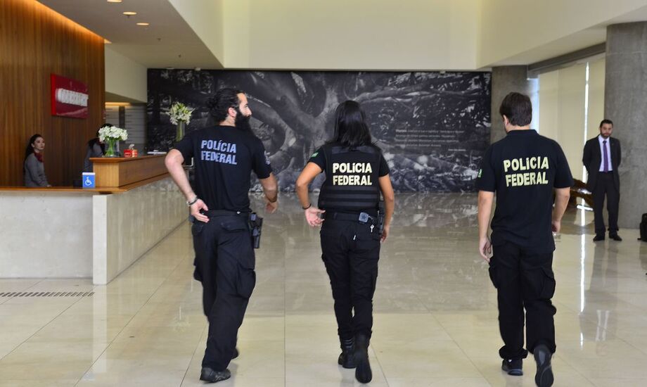 Os agentes cumprem seis mandados de busca e apreensão em cidades de Alagoas, São Paulo, Niterói (RJ) e Rio de Janeiro