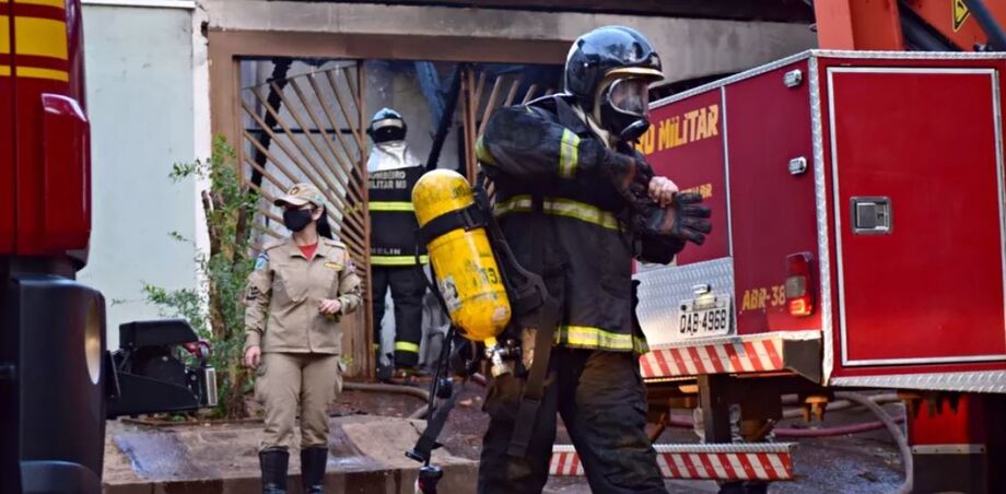 Um incêndio tomou conta de uma residência na manhã de hoje (19) no bairro Aero Rancho em Campo Grande
