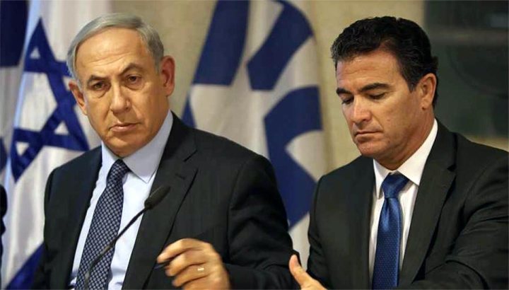 Foto de arquivo do Ministério das Relações Exteriores de Israel de 15 de outubro de 2015. Benjamin Netanyahu (à esquerda) com Yossi Cohen (à direita). Netanyahu nomeou Cohen chefe do Mossad em 7 de dezembro de 2015