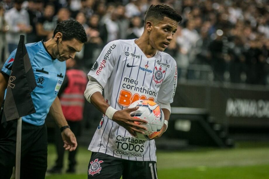 O Corinthians alterou a negociação com o Benfica para confirmar a venda do meia-atacante Pedrinho