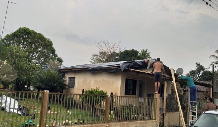 De acordo com a secretária municipal de Meio Ambiente, Ludmila Costa Soares, 15 casas do bairro São João tiveram os telhados perfurados pelo granizo.