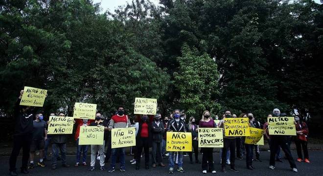 Protesto contra retirada de pelo menos 350 árvores nativas adia obra do Metrô