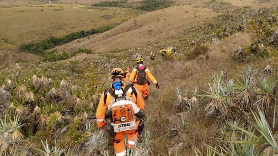 Corpo de Bombeiros retoma combate à incêndio que se iniciou há cinco dias no Parque Nacional da Serra da Canastra, em Minas Gerais