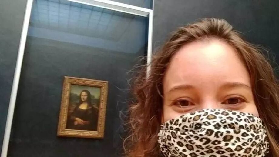 A estudante de música Juliana Coelho foi a primeira pessoa a ver a Mona Lisa na reabertura do Louvre