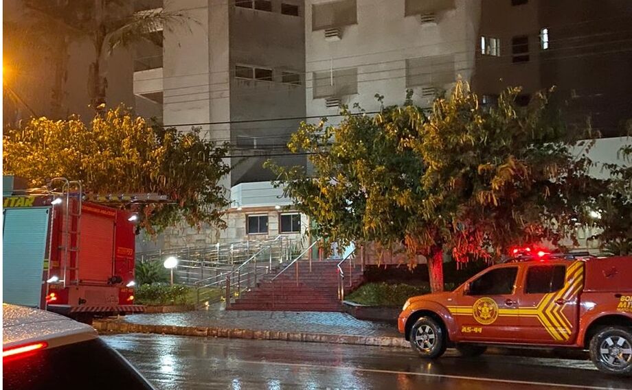 Por conta do trabalho dos Bombeiros, o trânsito na Rua Pernambuco, esquina com a Rua Doutor Arthur Jorge, chegou a ter interdições.